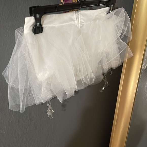 White crop top cute for a birthday fit - Picture 2 of 3